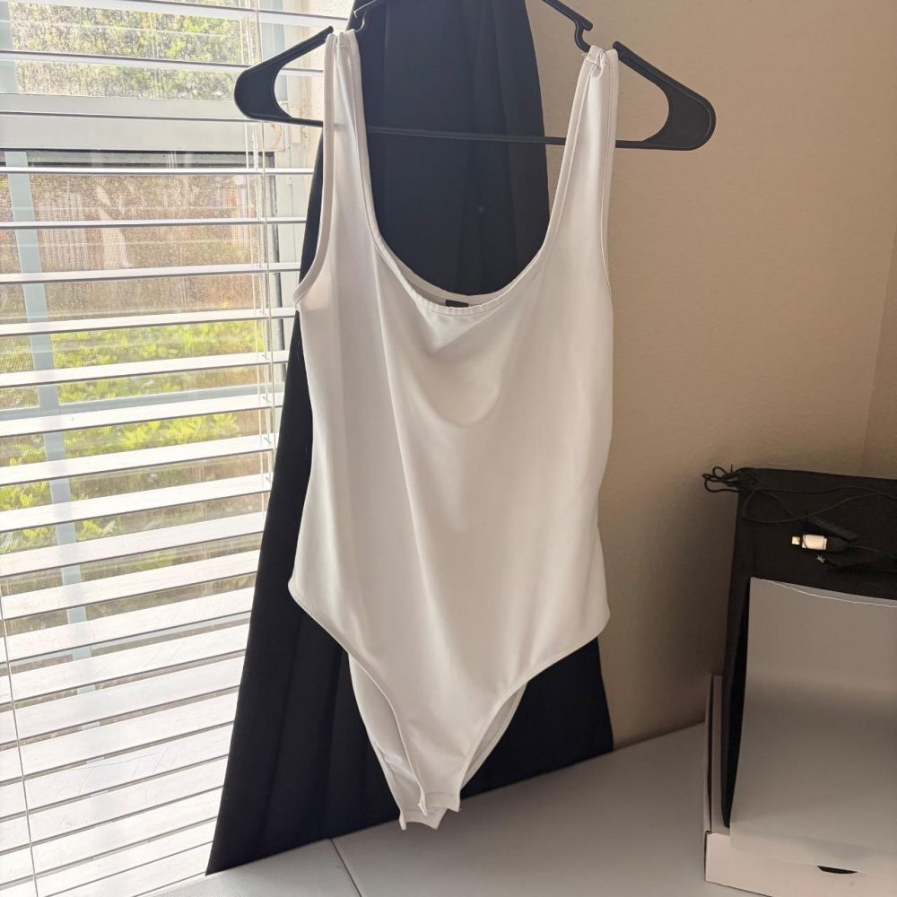 SHEIN white bodysuit, women's size L (US 8/10). 🤍